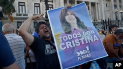 Un simpatizante de la vicepresidenta argentina Cristina Fernández demuestra con un cartel en el exterior del Congreso, en Buenos Aires, el 6 de diciembre de 2022.