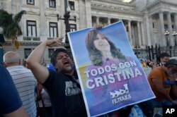 Un partidario de la vicepresidenta argentina Cristina Fernández sostiene un cartel con un mensaje de apoyo, luego de que Fernández, expresidenta, fuera sentenciada a 6 años de prisión e inhabilitada para cargos políticos de por vida, afuera del Congreso en Buenos Aires, Argentina, martes 6 de diciembre de 2022