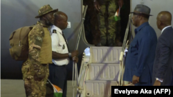 Les soldats ont été accueillis à leur descente de l'appareil par le président Alassane Ouattara.
