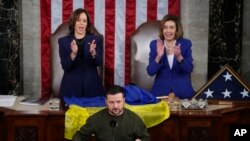 Vice-presidente, Kamala Harris, e presidente da Câmara dos Repreentantes, Nancy Pelosi, aplaudem Presidente ucraniano, Volodymyr Zelenskyy, quando discursava no Congresso americano, Washington, 21 Dezembro 2022