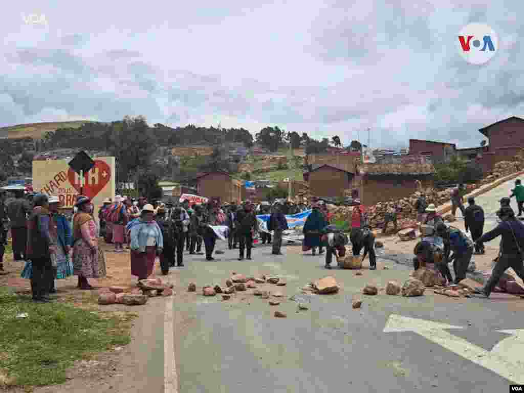 Pobladores bloquean una carretera que interconecta a los distritos de Ilave, Acora, Moho, Azángaro y Yunguyo.&nbsp;[Foto: Rodrigo Chillitupa, VOA].
