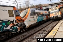 Dua kereta bertabrakan, di wilayah Catalonia timur laut Spanyol, di Montcada i Reixac, dekat Barcelona, Spanyol 7 Desember 2022. (Foto: REUTERS/Nacho Doce)