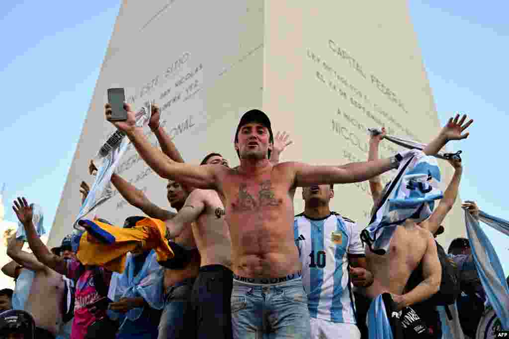 Os fãs da Argentina celebram a vitória da sua equipa após o jogo da meia-final do Mundial de Futebol do Qatar 2022 entre a Croácia e a Argentina no Obelisco, em Buenos Aires, a 13 de Dezembro de 2022.