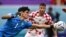 Le gardien de but marocain # 01 Yassine Bounou et l'attaquant croate # 09 Andrej Kramaric regarde pendant le match de football du groupe F de la Coupe du monde Qatar 2022 entre le Maroc et la Croatie.