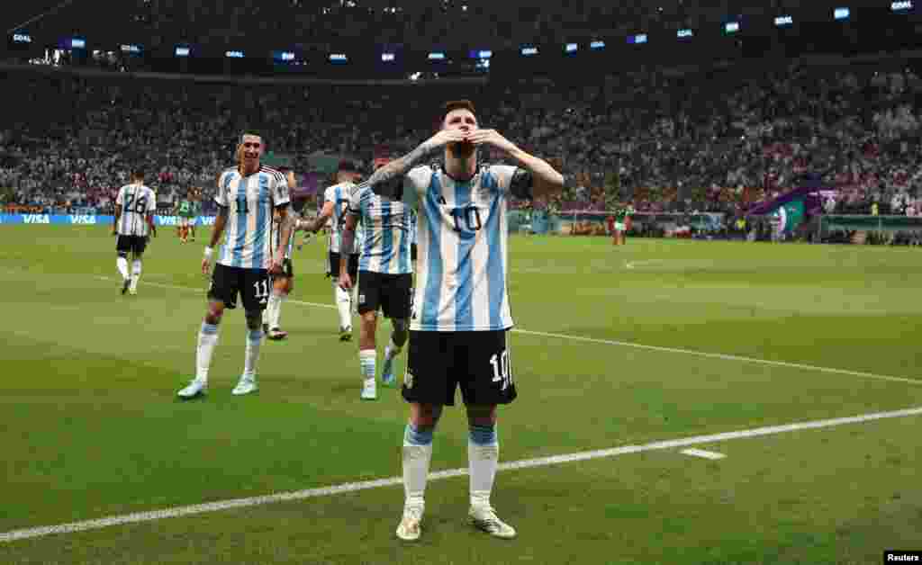 Lionel Messi selebre premye gol seleksyon nasyonal Ajantin nan match Gwoup C yo kont Meksik, nan Mondyal Foutbol Qatar la, 26 Nov. 2022. 