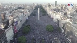 Multitud de argentinos celebran en Buenos Aires la victoria de su selección en Qatar 2022