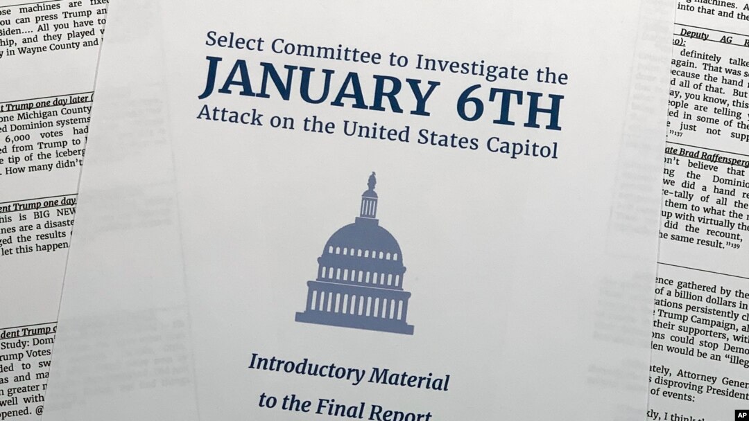 FILE - Halaman depan ringkasan laporan Komisi yang dibentuk oleh Dewan Perwakilan Rakyat untuk menyelidiki serangan 6 Januari 2021 di Capitol, gedung Kongres AS di Washington, DC, 19 Desember 2022. (AP/Jon Elswick, File)