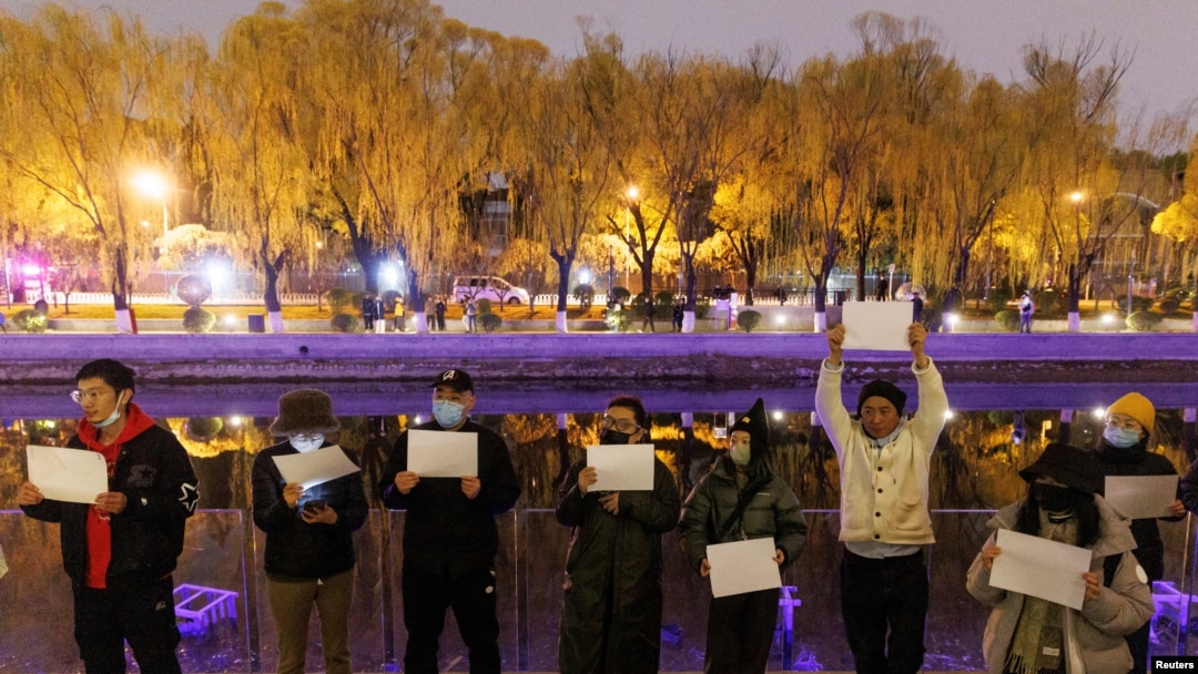 北京民众走上街头举起白纸抗议当局严厉的防疫封控措施。（2022年11月27日）