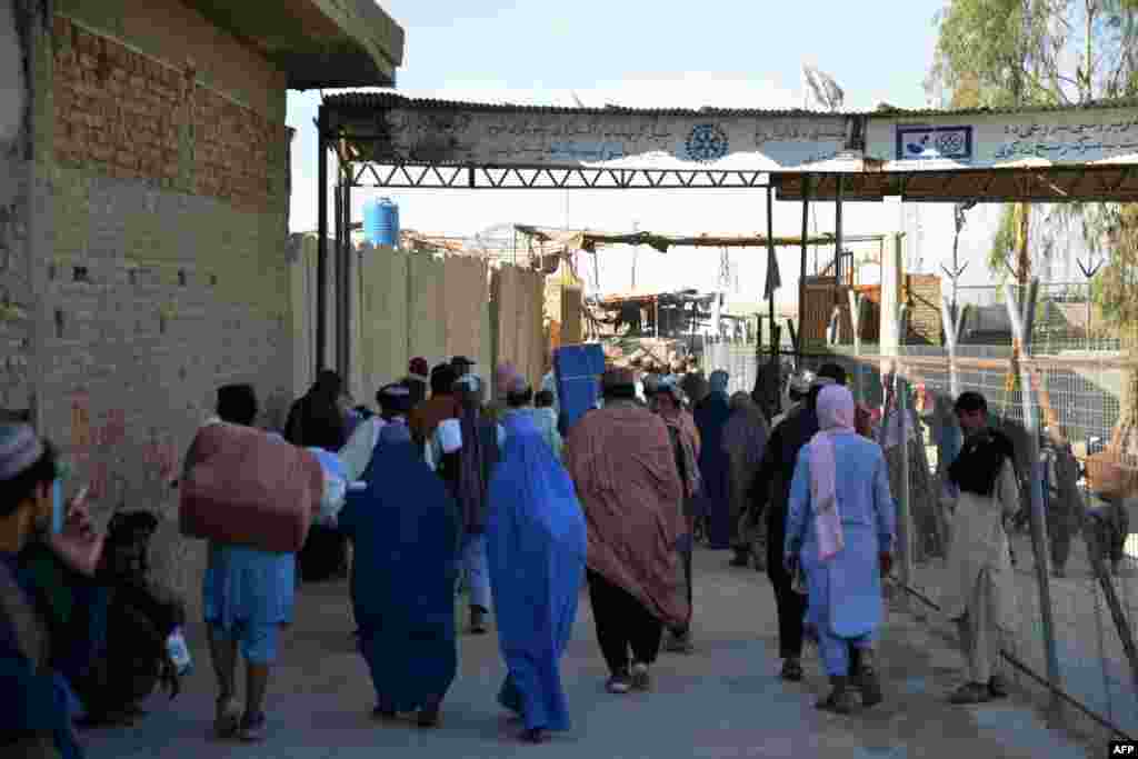 Pokistonga o'tayotgan afg'onlar. Pokiston.