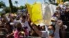 ARCHIVO - Peregrinos participan en un evento de la Virgen de Fátima en el atrio de la Catedral Metropolitana de Managua después de que la policía nicaragüense prohibiera una procesión y peregrinación católica en la capital citando razones de seguridad.