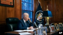 Presiden AS Joe Biden sedang bekerja di ruang kerja di kediaman pribadinya di Wilmington, Delaware, 30 Desember 2021. (Foto: Adam Schultz/The White House via AP, File)