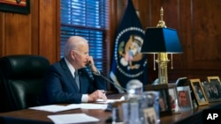 Presiden AS Joe Biden melakukan pembicaraan telepon dengan Presiden Rusia Vladimir Putin di rumahnya di Wilmington, Delaware pada 30 Desember 2021 (foto: dok). 