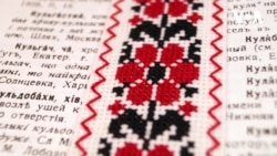 Мисткиня з Дніпра готує замовлення для книжкового клубу у США і збирає кошти на потреби ЗСУ. Відео