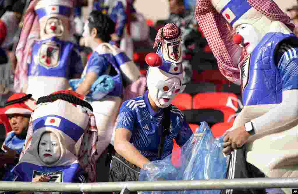 Pendukung Jepang membersihkan tribun stadion setelah timnas Jepang dikalahkan oleh Kosta Rika di Piala Dunia, dalam pertandingan sepak bola grup E di Stadion Ahmad Bin Ali di Al Rayyan, Qatar. (Foto: AP)&nbsp;