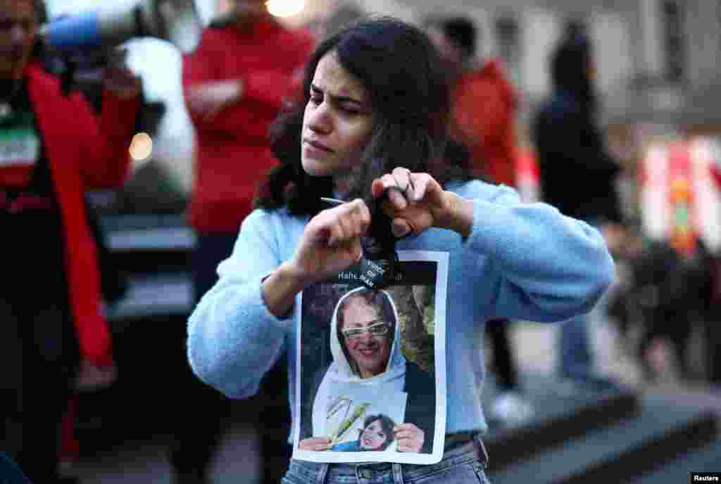 یک زن شرکت کننده در تجمع اعتراضی گیسو برای آزادی Hair 4 Freedom در لندن گیسوهای خود را در همدردی با زنان ایرانی معترض کوتاه قیچی می&zwnj;زند. شنبه ۵ آذر ١۴۰۱