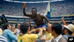 ARCHIVES - Pelé après avoir remporté la Coupe du monde 1970 avec le Brésil au stade Azteca de Mexico City, le 21 juin, en battant l'Italie. 