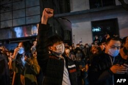 Aksi protes menentang kebijakan ketat aturan COVID-19 juga terjadi di kota Shanghai, Minggu pagi (27/11).