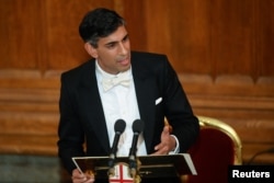 FILE - British Prime Minister Rishi Sunak delivers a speech during the annual Lord Mayor's Banquet at Guildhall, in London, Britain November 28, 2022. (REUTERS/Toby Melville)