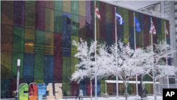 Los delegados llegan al centro de convenciones de la conferencia COP15 de la ONU sobre biodiversidad durante en Montreal.