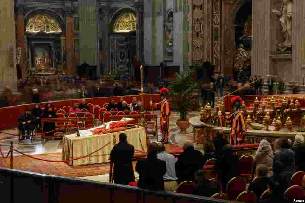 Fieles rinden homenaje al difunto papa emérito Benedicto en la Basílica de San Pedro, en el Vaticano.&nbsp;