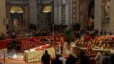 Fieles rinden homenaje al papa emérito Benedicto en la Basílica de San Pedro en el Vaticano, 2 de enero de 2023. REUTERS/Kai Pfaffenbach.