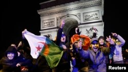 Navijači sa marokanskim i alžirskim zastavama u Pariz 10. decembra 2022.