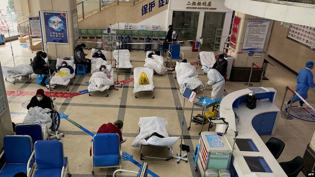 重庆第五人民医院入门大厅改成急诊室。（2022年12月23日）(photo:VOA)