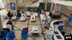 重庆第五人民医院入门大厅改成急诊室。（2022年12月23日）