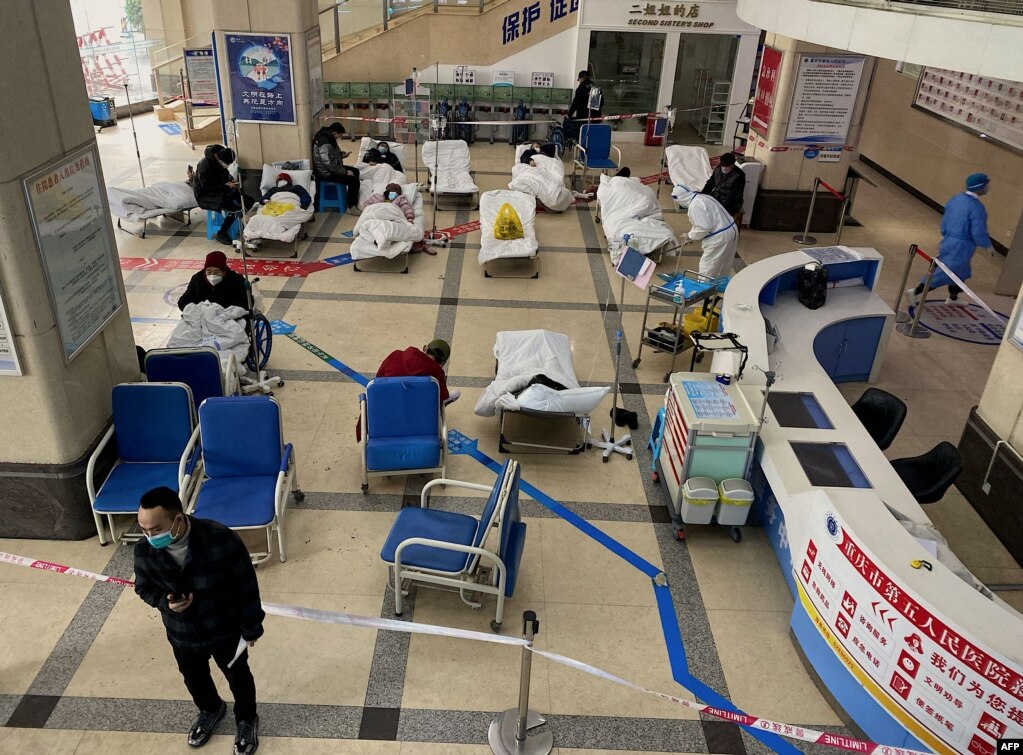 重庆第五人民医院大厅改成急诊室。（2022年12月23日）(photo:VOA)