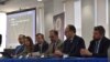 El presidente de la Sociedad Interamericana de Prensa, Michael Greenspon (al centro) durante su disertación en la jornada inaugural de la Cumbre Latinoamericana de Telecomunicaciones, el 5 de diciembre de 2022 en Washington, EEUU. (Foto: Tomás Guevara / VOA)