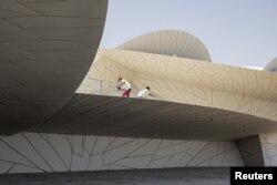 Para pekerja di Museum Nasional Qatar jelang Piala Dunia FIFA Qatar 2022, Doha, Qatar, 11 November 2022. (REUTERS/Marko Djurica)