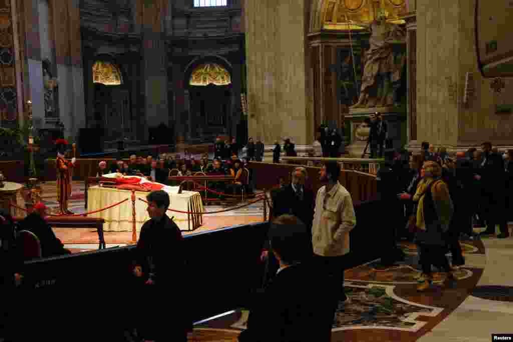 Su cuerpo reposa en capilla ardiente en la Basílica de San Pedro en el Vaticano, en Roma, Italia.&nbsp;