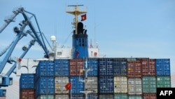 Các container chứa hàng được xếp lên một tàu biển ở cảng Hải Phòng. Xuất khẩu của Việt Nam sang Mỹ ngày càng tăng trong khi nhập khẩu của quốc gia Đông Nam Á từ Trung Quốc cũng tăng mạnh trong năm qua.