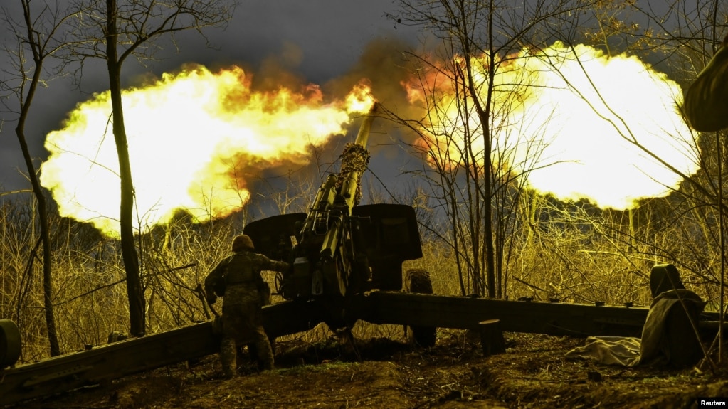 乌克兰军人在扎波罗热州前沿阵地向俄军发射2A65Msta-B榴弹炮。（2023年1月5日）(photo:VOA)