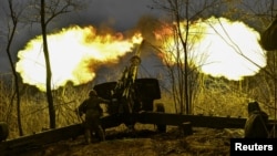 乌克兰军人在扎波罗热州前沿阵地向俄军发射2A65Msta-B榴弹炮。（2023年1月5日）