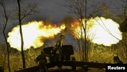 乌克兰军人在扎波罗热州前沿阵地向俄军发射 2A65 Msta-B榴弹炮。（2023年1月5日）