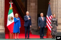 Dari kiri, Ibu Negara Jill Biden, Presiden Joe Biden, Presiden Meksiko Andres Manuel Lopez Obrador, dan istrinya Beatriz Gutiérrez Müller di Istana Nasional di Mexico City, Meksiko, Senin, 9 Januari, 2023. (AP/Andrew Harnik)