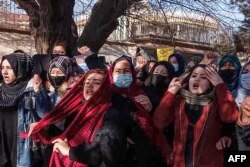 Perempuan Afghanistan meneriakkan slogan untuk memprotes larangan pendidikan universitas bagi perempuan, di Kabul pada 22 Desember 2022. (Foto: AFP)