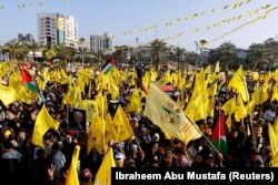 Warga Palestina saat memperingati 58 tahun partai gerakan Fatah, di Kota Gaza, 31 Desember 2022. (Foto: REUTERS/Ibraheem Abu Mustafa)