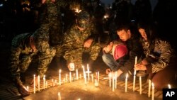 ARCHIVO - Soldados y ciudadanos asisten a una vigilia por los soldados que murieron en un ataque de disidentes de las FARC a principios de semana, en el Monumento a los Soldados Caídos, en Bogotá, Colombia, el viernes 9 de diciembre de 2022. (Foto AP/Ivan Valencia)
