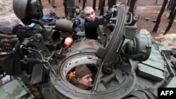 Ukrayna hərbçiləri Xarkiv vilayətində cəbhə xəttinə yaxın ərazidə Rusiya tankını təmir edirlər, 26 noyabr, 2022.