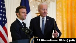 Presiden Joe Biden berdiri bersama Presiden Prancis Emmanuel Macron setelah konferensi pers di Ruang Timur Gedung Putih di Washington, Kamis, 1 Desember 2022. (Foto: AP/Susan Walsh)