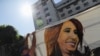 Un partidario coloca una bandera que representa a la vicepresidenta argentina Cristina Fernández de Kirchner frente al juzgado de Comodoro Py antes del juicio de Cristina Fernández en un caso de corrupción, en Buenos Aires, Argentina, el 6 de diciembre de 2022. 