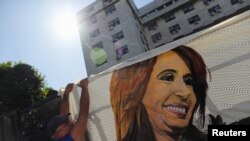 Un partidario coloca una bandera que representa a la vicepresidenta argentina Cristina Fernández de Kirchner frente al juzgado de Comodoro Py antes del juicio de Cristina Fernández en un caso de corrupción, en Buenos Aires, Argentina, el 6 de diciembre de 2022. 