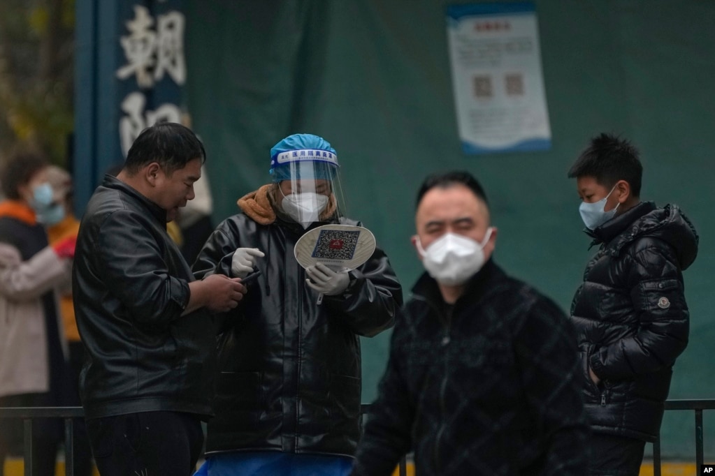 北京一名男子在接受他的健康码被相关人员检查。（2022年11月9日）