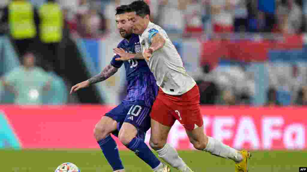 Attaquant ya Argentine #10 Lionel Messi (G) na oyo ya Pologne #09 Robert Lewandowski bazali kowelela ndembo na match ya groupe C ya Mondial Qatar 2022 ya Mondial Qatar 2022 na stade 974, Doha, 30 novembre 2022. (Photo JUAN MABROMATA / AFP)