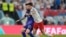 Tiền đạo số 10 Lionel Messi của Argentina (trái) tranh bóng cùng tiền đạo Robert Lewandowski số  9 của Ba Lan trong trận đấu ngày 30/11 tại sân vận động 974 ở Doha, Qatar.