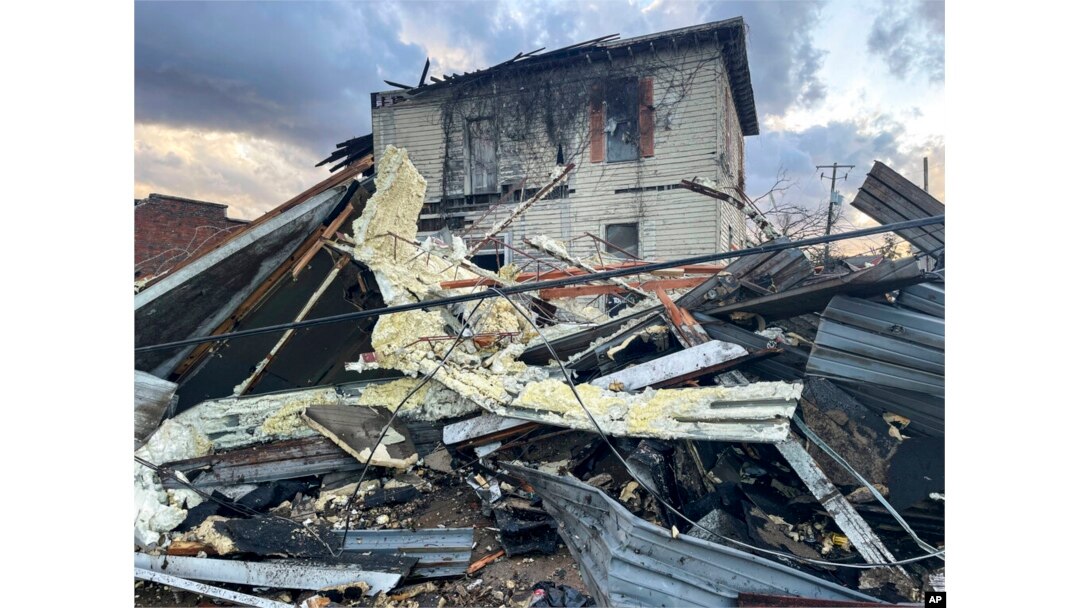 Bangunan yang hancur dan puing-puing berserakan akibat dihantam tornado di Selma, Alabama, Kamis, 12 Januari 2023. (AP/Butch Dill)