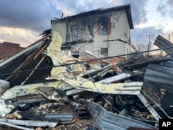 Oštećenja zgrada i krhotine nakon prolaska oluje, u Selmi, Alabama, 12. januara 2023.