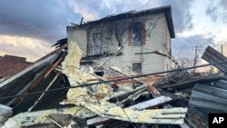 Reruntuhan bangunan tampak di wilayah Selma, Alabama, pada 12 Januari 2023, setelah cuaca buruk menimpa wilayah tersebut. (Foto: AP/Butch Dill)